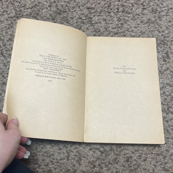 A wrinkle in time paperback book by Madeleine L’Engle - Picture 10 of 14